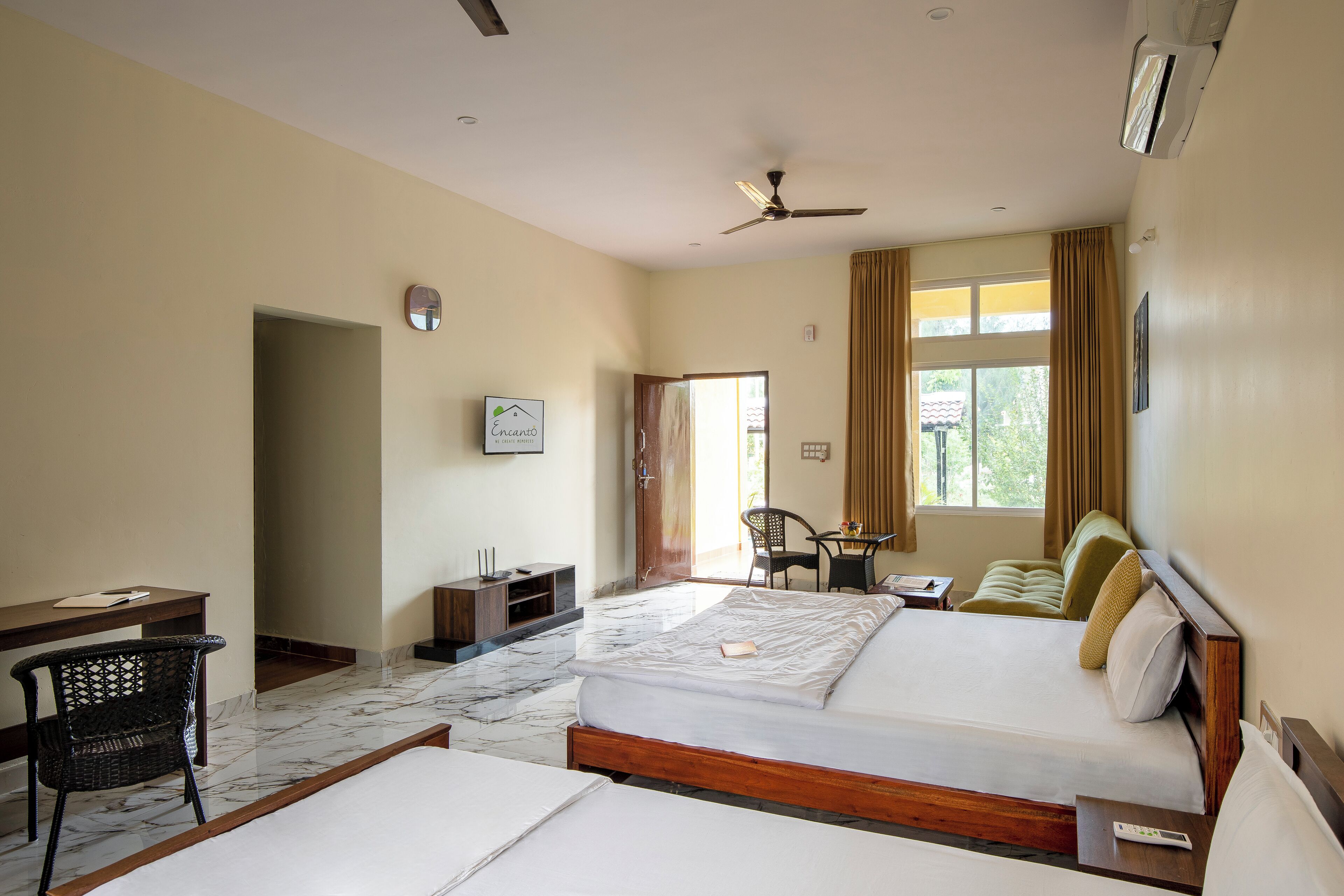 Family Room, Garden View | Ruang kerja komputer riba, langsir/tirai gelap terus, Wi-fi percuma 