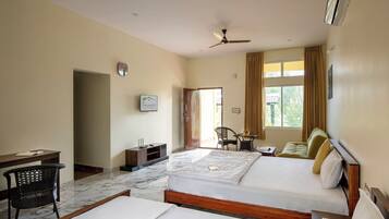 Familiekamer, uitzicht op tuin | Een laptopwerkplek, verduisterende gordijnen, gratis wifi