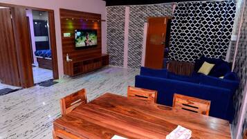 Deluxe Villa, Lake View | Living area