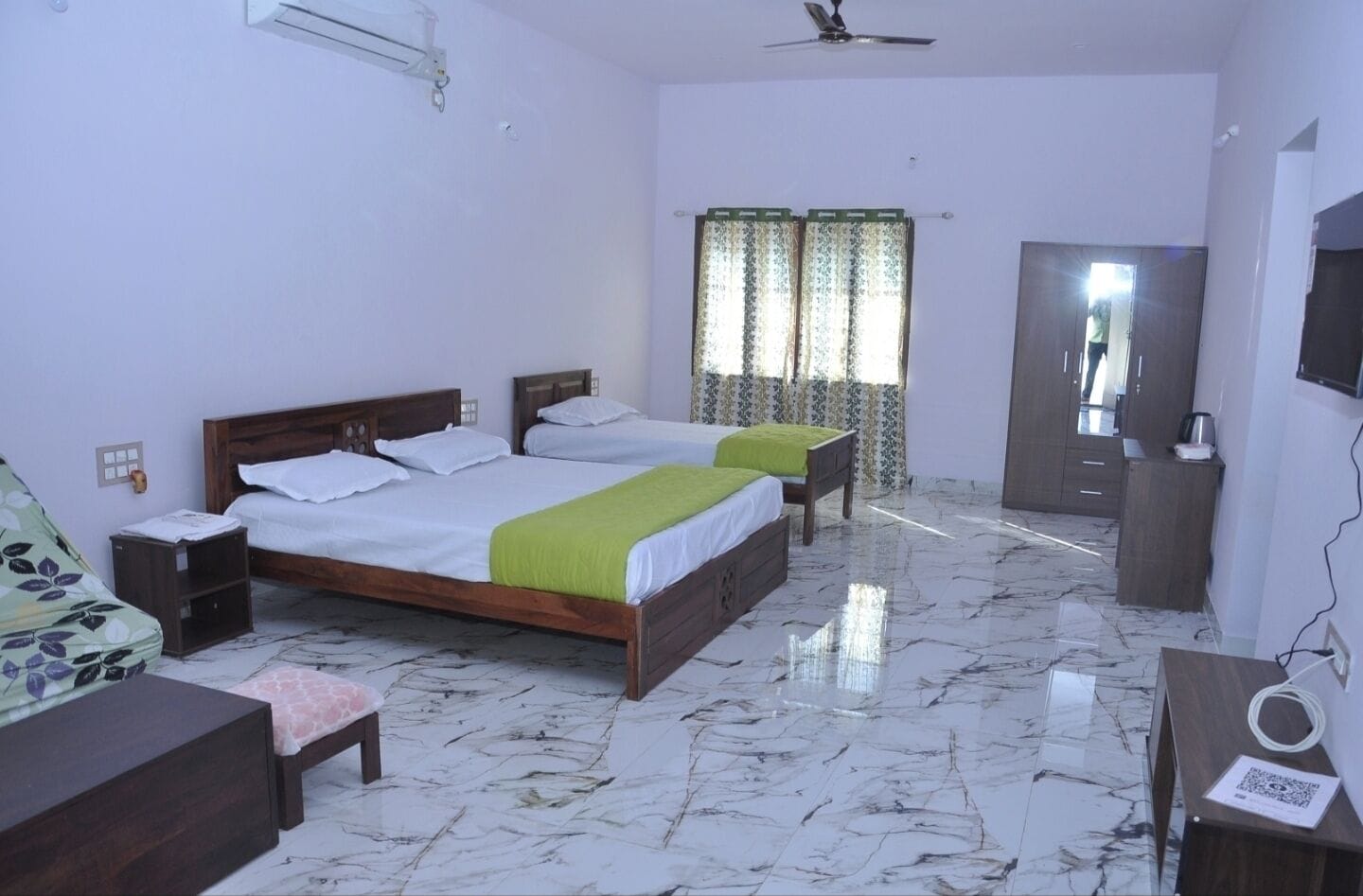 Elite Room | Laptop workspace, blackout curtains, free WiFi