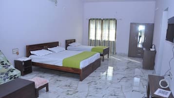 Elite Room | Laptop workspace, blackout drapes, free WiFi