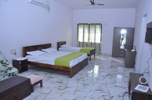 Elite Room | Laptop workspace, blackout drapes, free WiFi