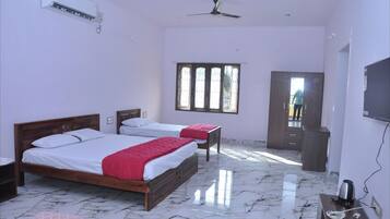 Laptop workspace, blackout curtains, free WiFi