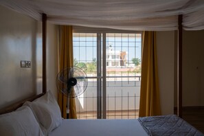 Iron/ironing board, WiFi, bed sheets - Villa with private pool in Saly, 6 minutes from the sea, next to the Lycée Jacques Prévert (M'bour)