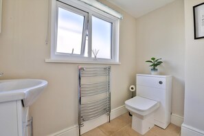 House (Neath Valley – Family Haven near Wa) | Bathroom