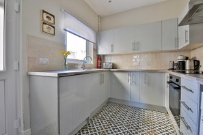 House (Neath Valley – Family Haven near Wa) | Private kitchen - Neath Valley Family Haven Near Waterfalls (Neath)