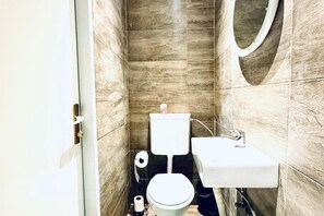 Een douche, een haardroger, handdoeken, zeep