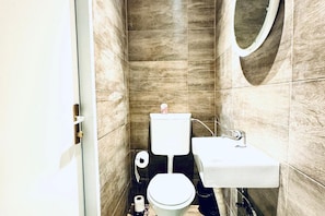 Een douche, een haardroger, handdoeken, zeep