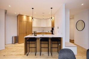 Apartment | Private kitchen - Mill Hill Mews Home with Garden (London)