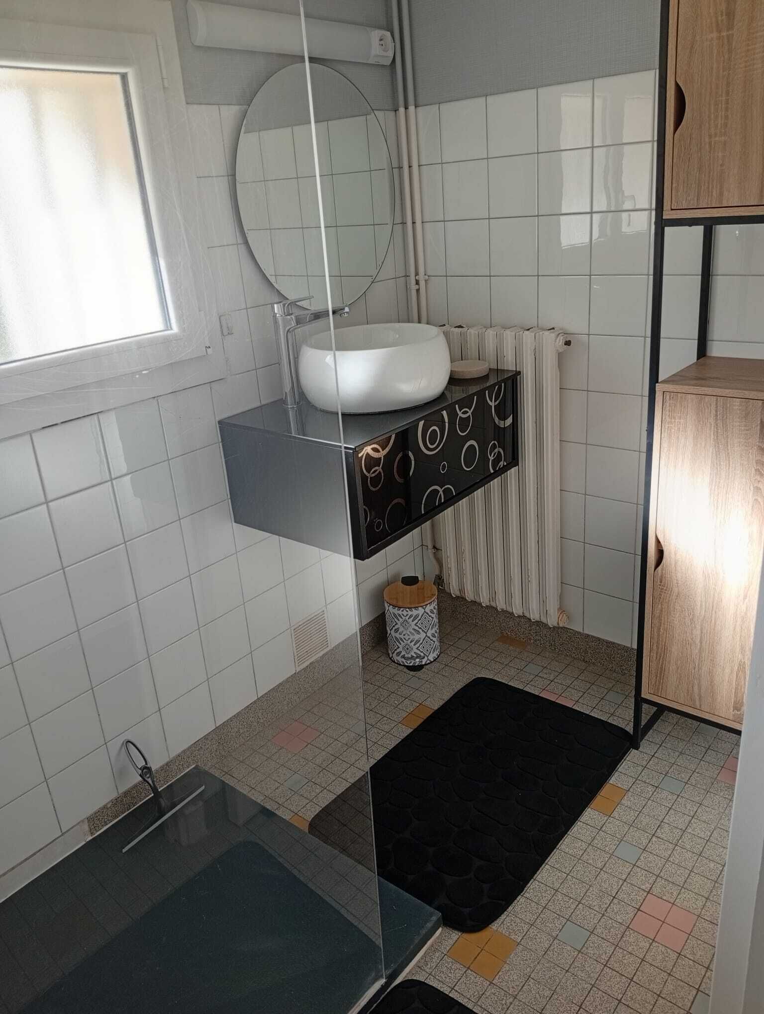 Douche, serviettes fournies, savon, papier toilette