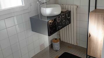 Douche, serviettes fournies, savon, papier toilette