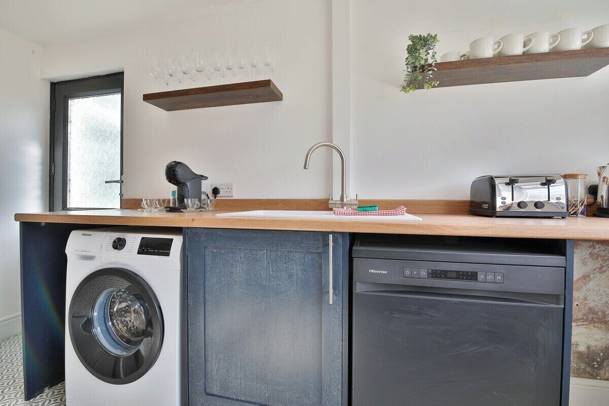 House (Charming 3 Bed Home Near Caerphilly C) | Private kitchen