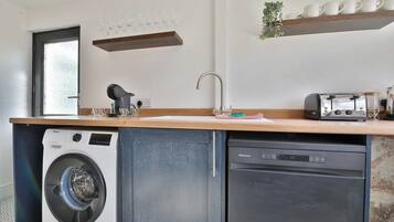 House (Charming 3 Bed Home Near Caerphilly C) | Private kitchen