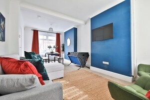 Casa (Charming 3 Bed Home Near Caerphilly C) | Sala de estar | TV