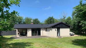 A single-story house with a covered patio, a brick exterior, and a black roof. - 5 Star Holiday Home in Hurup Thy (Hurup Thy)