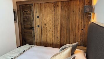 2 室のベッドルーム、アイロン / アイロン台、WiFi (無料)、ベッドシーツ