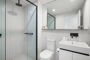 Shower, hair dryer, towels, soap - Stylish 1BR Southbank | City Views | Walk to Crown (Southbank)
