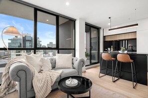 Smart TV - Stylish 1BR Southbank | City Views | Walk to Crown (Southbank)