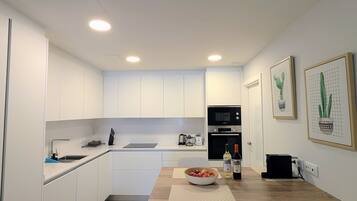 Frigorífic, microones, forn i cafetera i tetera