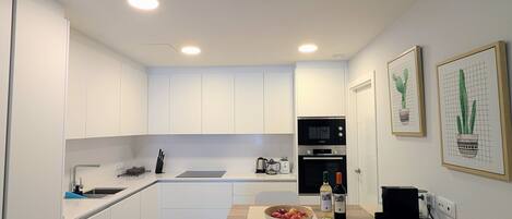 Réfrigérateur, micro-ondes, four, cafetière/bouilloire