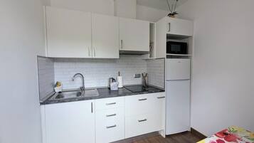 Refrigerador, microondas, cafetera/tetera, tetera/pava eléctrica