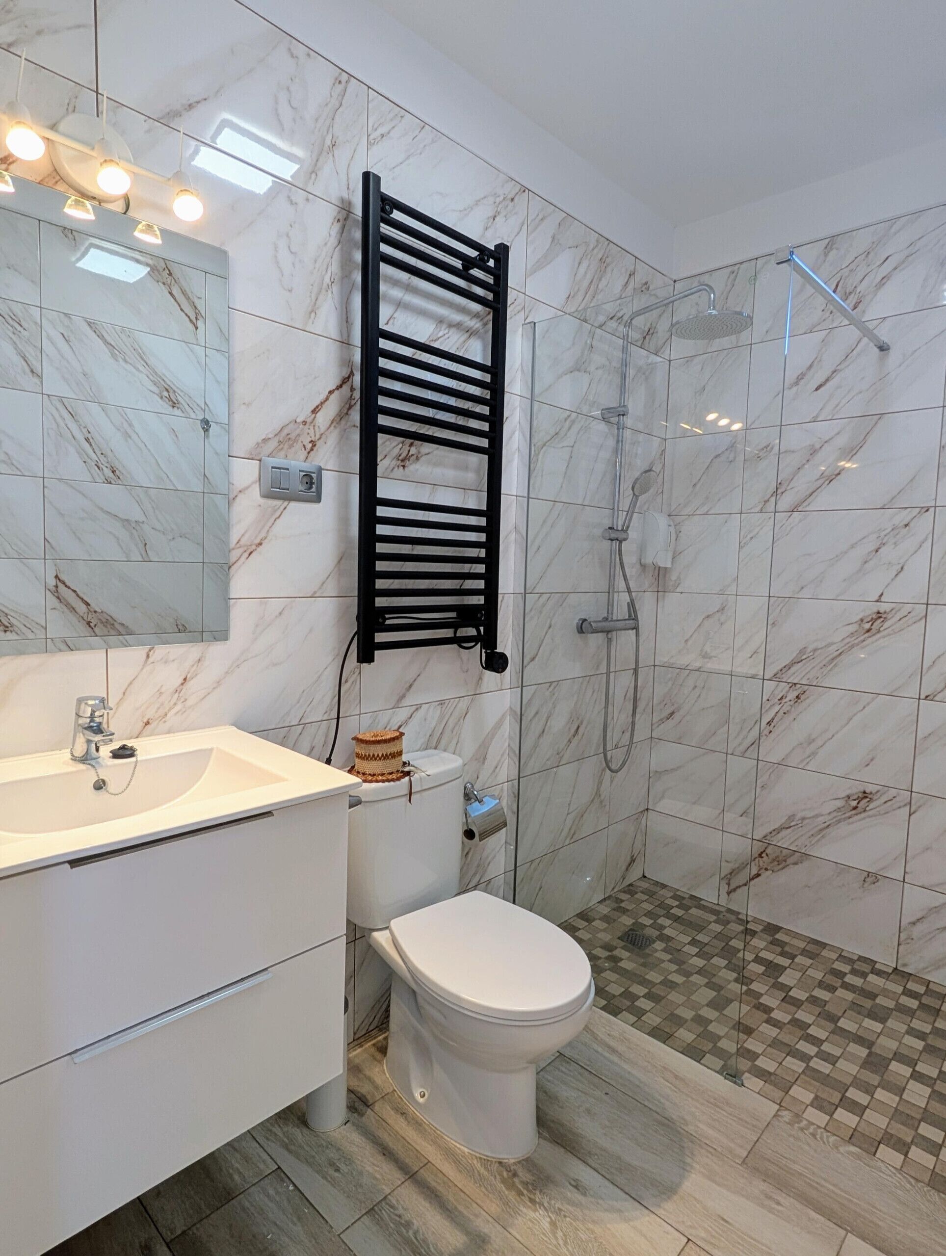 Een douche, een haardroger, handdoeken
