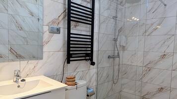 Een douche, een haardroger, handdoeken