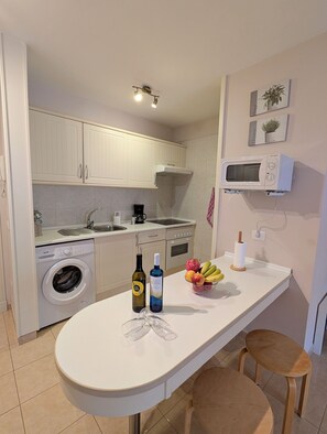 Kjøleskap, mikrobølgeovn, kaffetrakter/tekoker og vannkoker