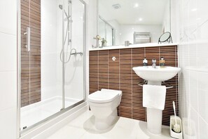 Apartment (Impressive Beach View Duplex Penthous) | Bathroom - Impressive Beach View Duplex Penthouse (Swansea)