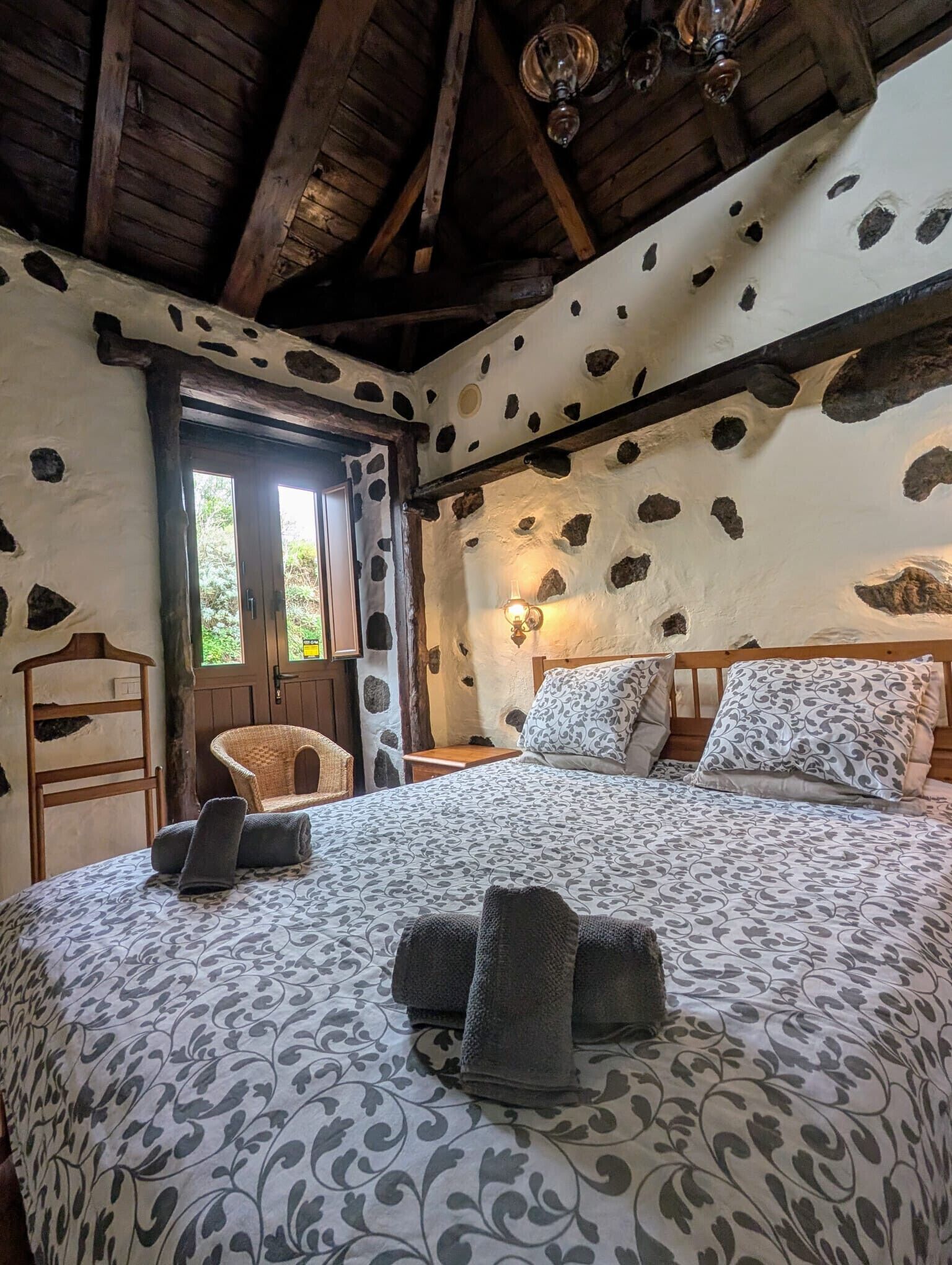 2 bedrooms, iron/ironing board, bed sheets