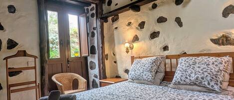 2 chambres, fer et planche à repasser, draps fournis