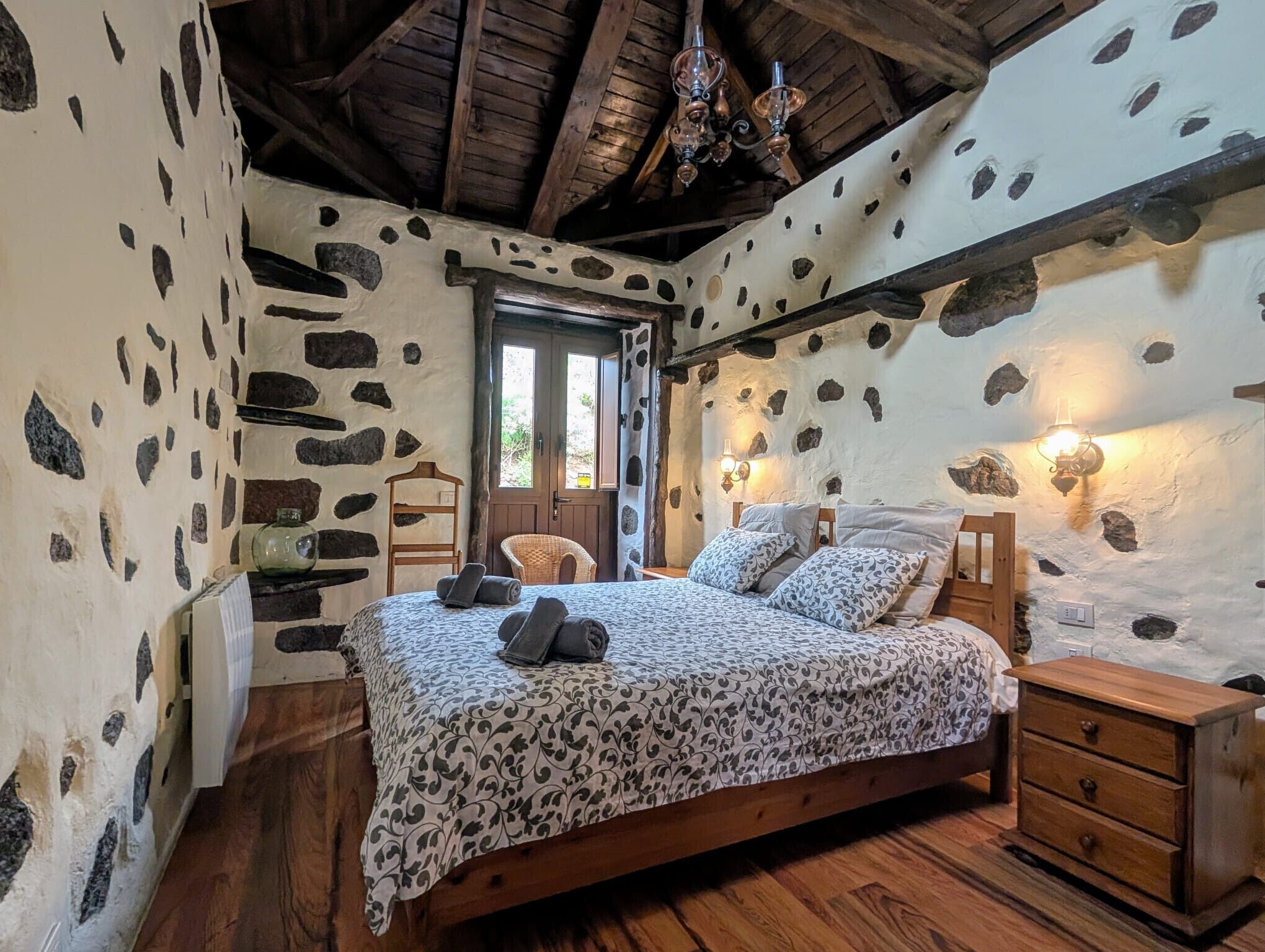 2 habitaciones, tabla de planchar con plancha y ropa de cama 