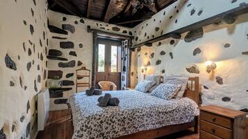 2 habitaciones, tabla de planchar con plancha y ropa de cama