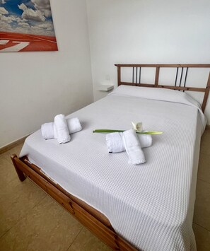 Tabla de planchar con plancha, wifi gratis y ropa de cama 