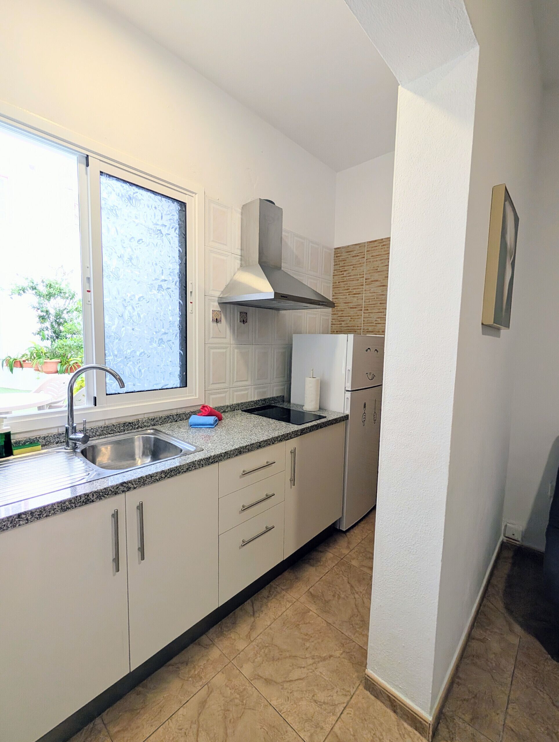 Refrigerador, microondas, lavavajillas y cafetera y tetera 