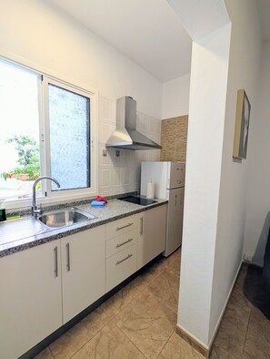 Refrigerador, microondas, lavavajillas y cafetera y tetera 