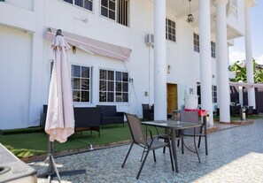 Outdoor dining - Villa Angelia Hotel (ACCRA)