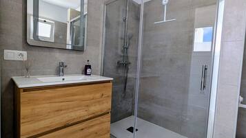 Douche, sèche-cheveux, serviettes fournies
