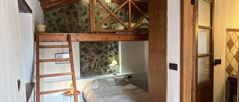 1 habitación, tabla de planchar con plancha, wifi gratis y ropa de cama