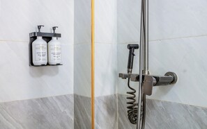 Regadera, secadora de cabello, bidet, toallas 