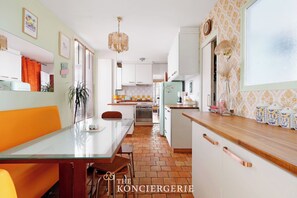 Kühlschrank, Mikrowelle, Herdplatte, Wasserkocher mit Kaffee-/Teezubehör