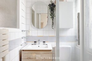 Dusche, Haartrockner, Handtücher