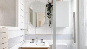 A modern bathroom with a white sink, mirror, and wooden vanity. - Elegance & confort - Paris Bouvines 5P (Paris)
