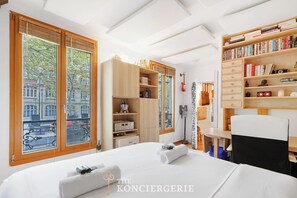 Tabla de planchar con plancha, cuna de viaje, wifi y ropa de cama 