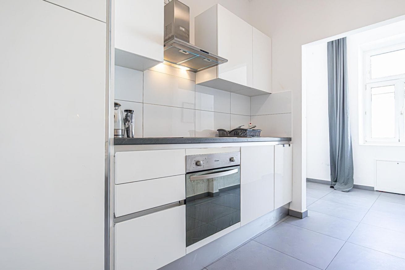 Frigorífico, horno, placa de cocina y cafetera o tetera