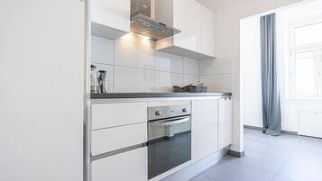 Fridge, oven, stovetop, coffee/tea maker