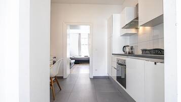 Fridge, oven, stovetop, coffee/tea maker