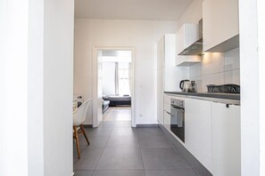 Refrigerador, horno, placa de cocina, cafetera/tetera