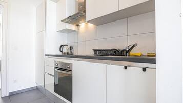 Fridge, oven, stovetop, coffee/tea maker