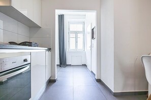 Refrigerador, horno, parrilla de estufa y cafetera y tetera